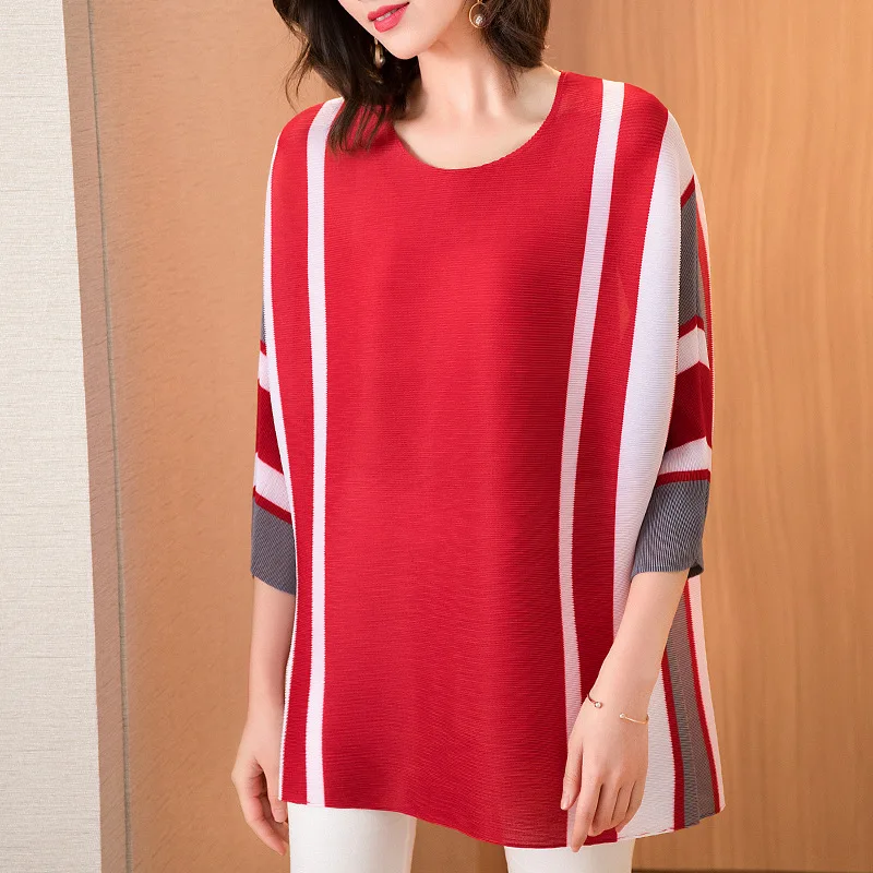 

Spring and Summer 2019 miyake New Round Neck Loose Code Stitching Ruffled Women pleated T-shirt free shipping