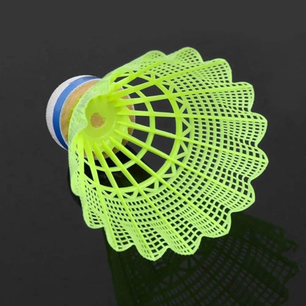 Super resistente y ligero de plástico amarillo/blanco nylon Bádminton entrenamiento pelota de plástico de transporte corcho cabeza de bola de madera gota shippi