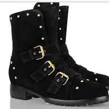 Модные женские ботильоны; женские осенние ботинки с круглым носком на среднем массивном каблуке с золотыми пряжками и заклепками; модельные туфли с шипами; Цвет Черный