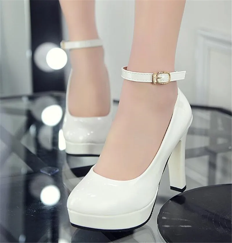 Женские туфли из лакированной кожи с закрытым носком; повседневные туфли на высоком тонком каблуке с пряжкой; женские свадебные вечерние туфли-лодочки; A107 - Цвет: white