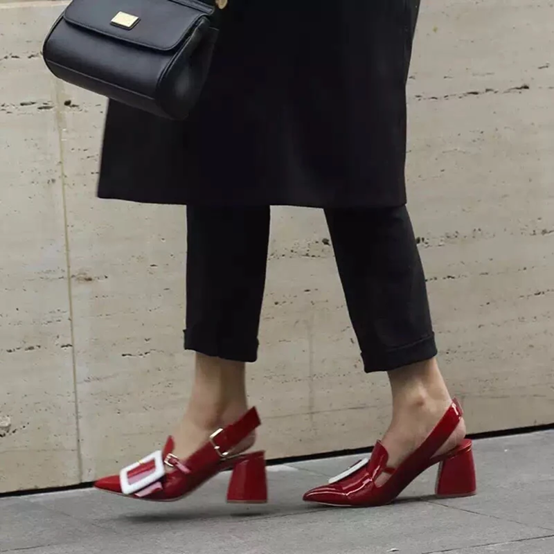 Вечерние туфли с острым носком; женские пикантные туфли на толстом каблуке в стиле панк с ремешком и пряжкой; Разноцветные модные туфли для подиума; брендовые дизайнерские туфли-лодочки