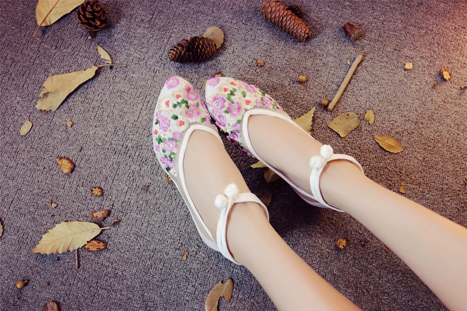 Летняя женская обувь на плоской подошве в китайском стиле с острым носком; сетчатая дышащая обувь с цветочной вышивкой; мягкие балетки; женская повседневная обувь; zapatos mujer