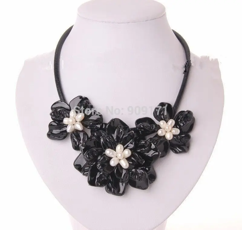 

Free Shipping>>classic white baroque freshwater pearl black shell flower leather necklace