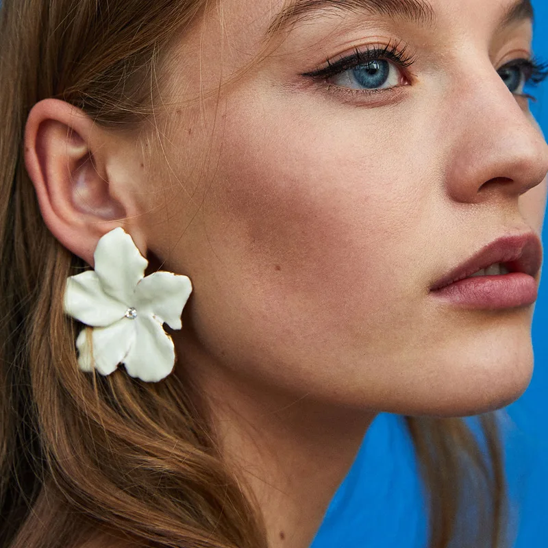 

New Arrival Fashion Colorful Flower Shape Stud Earrings Shining Crystal Ethnic Metal Floral Statement Earrings For Women Jewelry