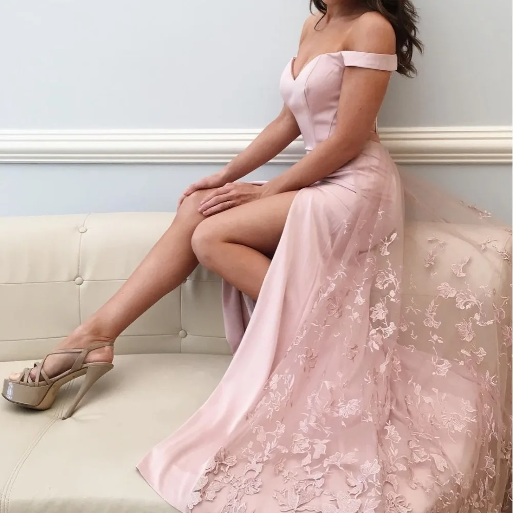 

Pretty Blush Pink Lace Prom Dresses With Lace Overskirt Long High Side Split Prom Gown V-neck Off Shoulder Fornal Party Dresses