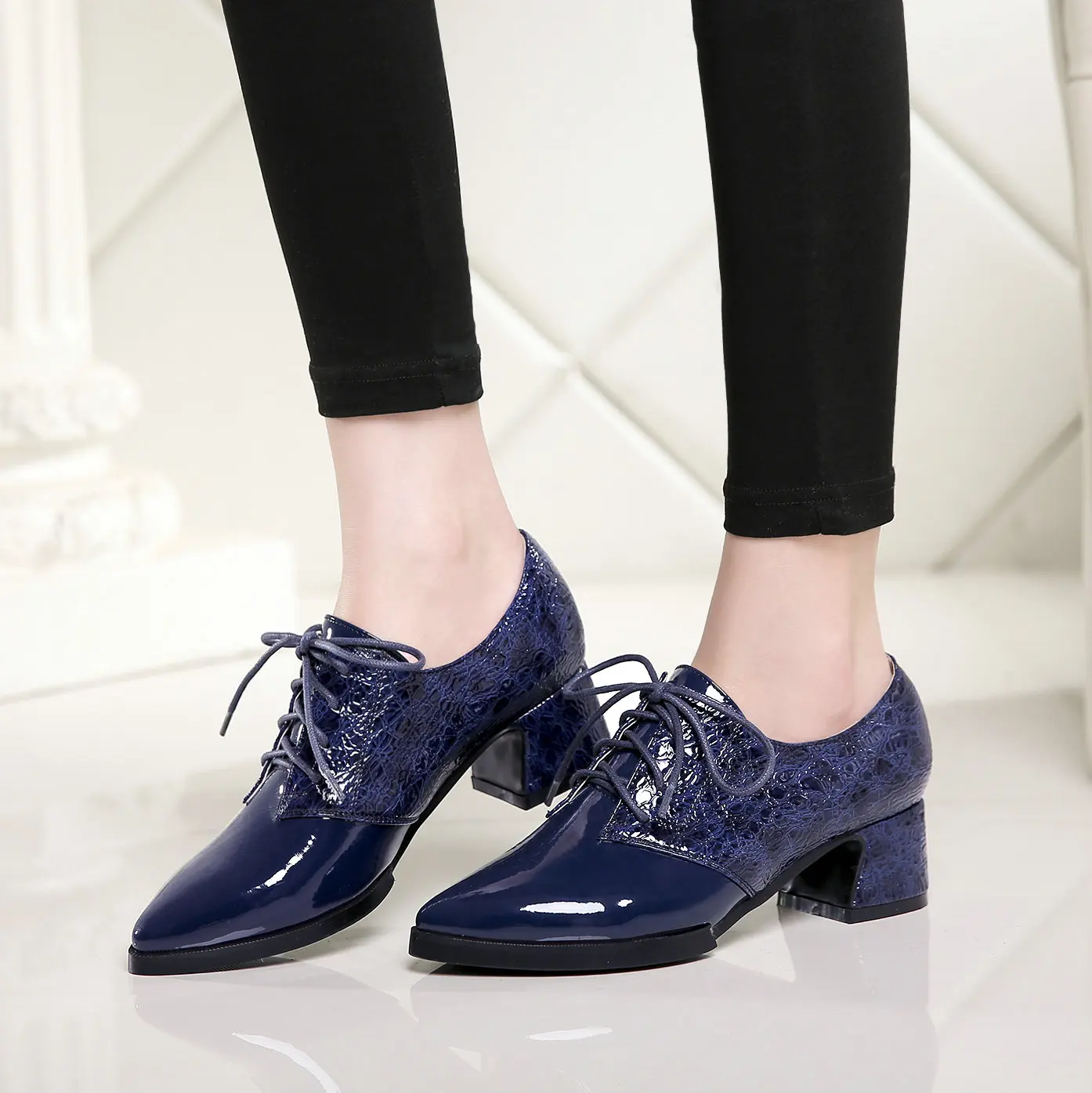 Повседневная женская обувь на шнуровке; модные женские туфли с острым носком на толстом каблуке; Весенняя женская обувь; цвет синий, винный, красный, черный; обувь на среднем каблуке - Цвет: Синий