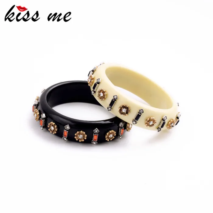 

Famous Brand Jewelry KISS ME Designer Channel Cuff Bracelet Black White Resin Flowers Bangles for Women