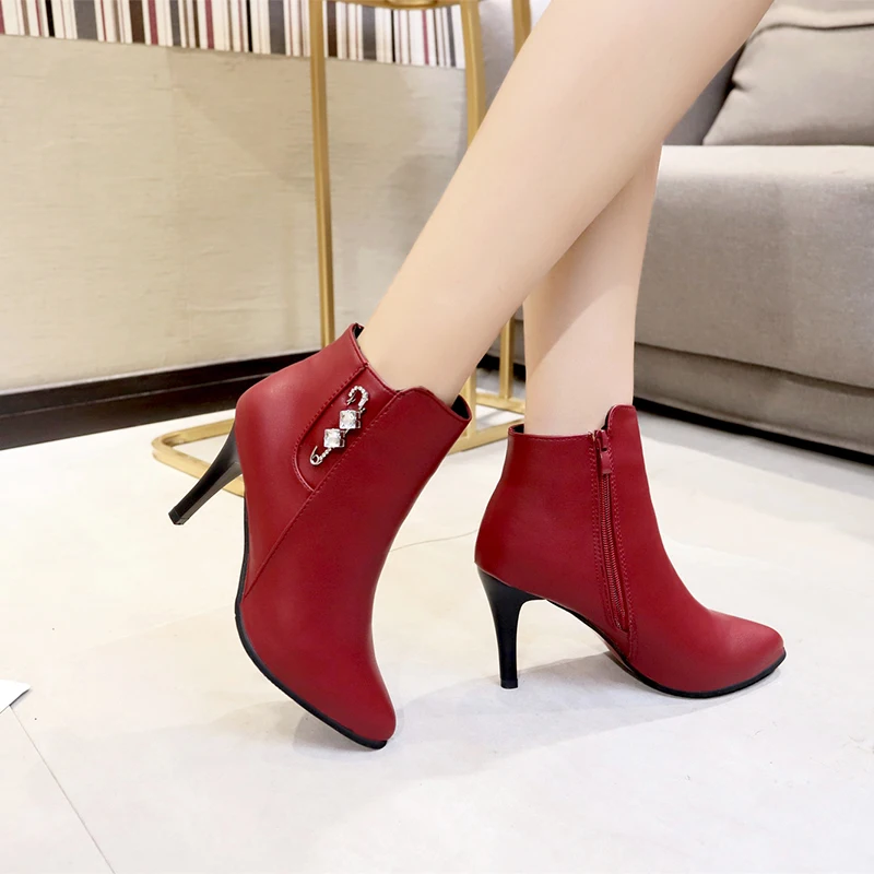 

2018 new European and American sexy pointed high heels women plus velvet winter boots.