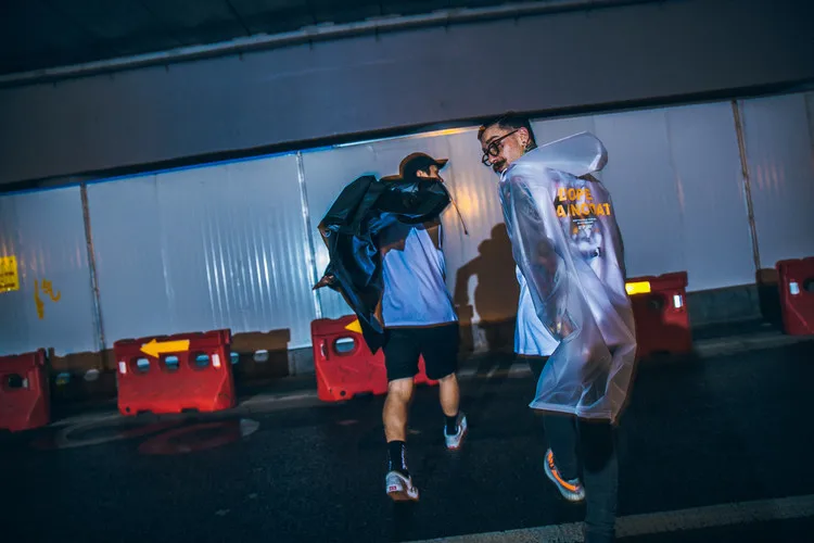 Солнцезащитный водонепроницаемый плащ-дождевик с буквенным принтом, милый прозрачный длинный Тренч для девочек-подростков, женский прозрачный длинный Свободный плащ с капюшоном