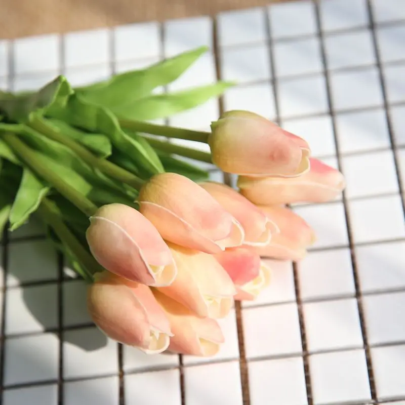 2 шт. искусственные тюльпаны ПУ Флорес свадебные искусственные цветы букет растения белые тюльпаны домашние вечерние украшения для демонстрации яркие листья - Цвет: Шампанское