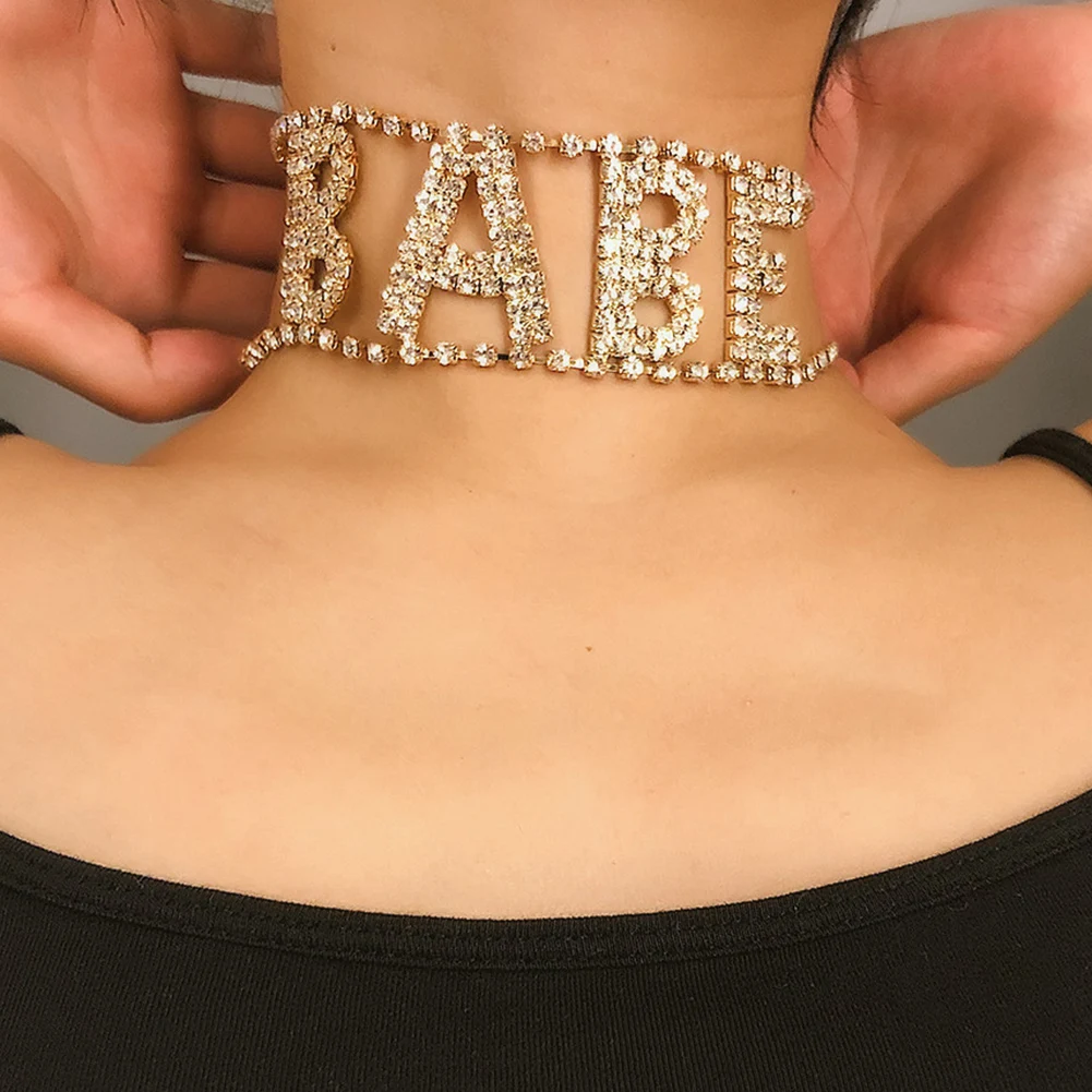 Роскошные Для женщин Babe буквы инкрустированные стразами для Для женщин с украшением в виде кристаллов, заявленное фирмой колье, Цепочки и ожерелья украшения для ночного клуба