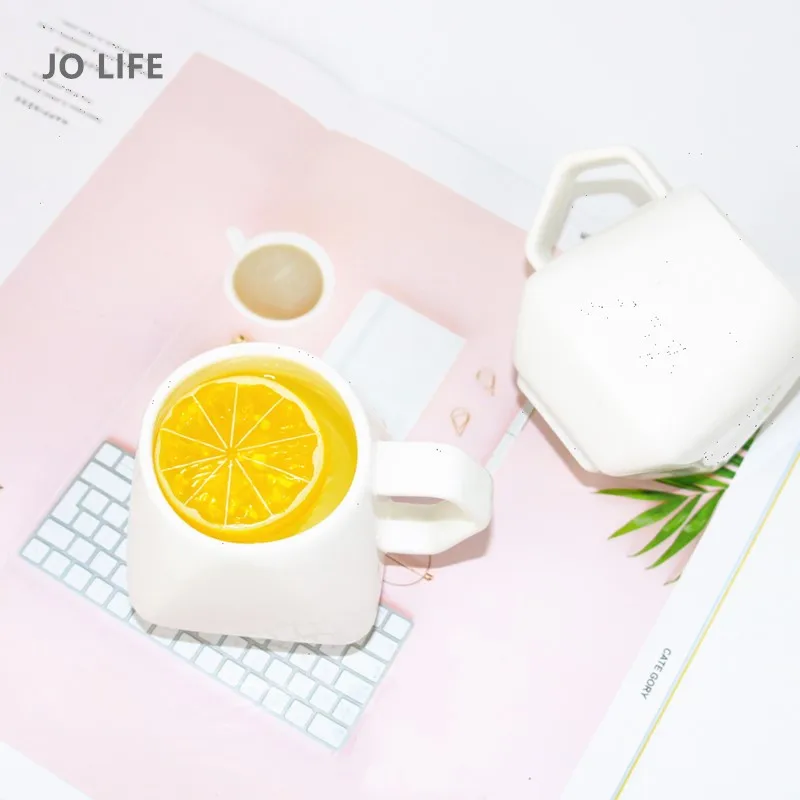 Керамическая кофейная кружка JO LIFE короткая с геометрическим рисунком белая