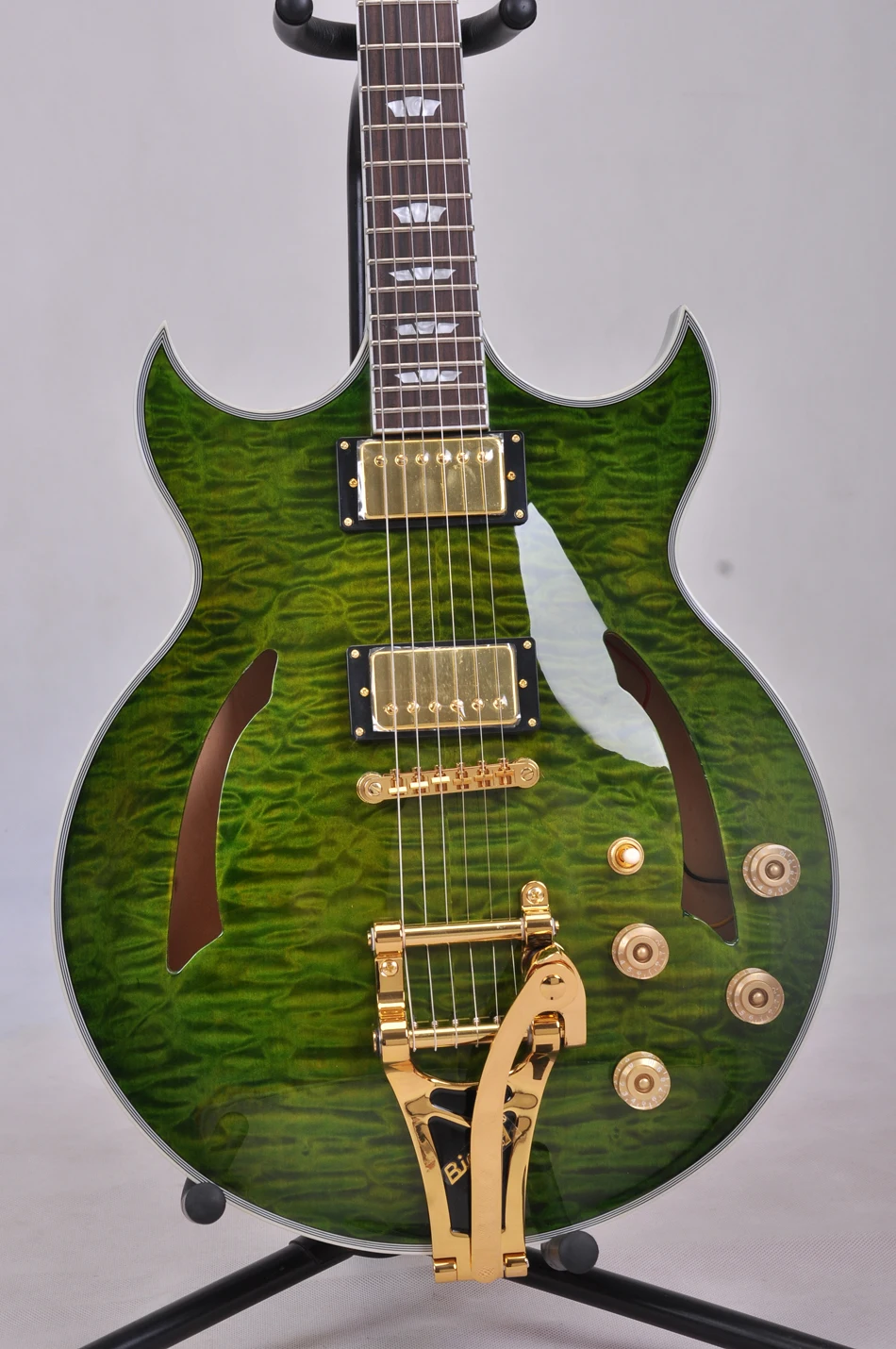 Gisten manufactures a variety of white electric guitar, elm body, maple
