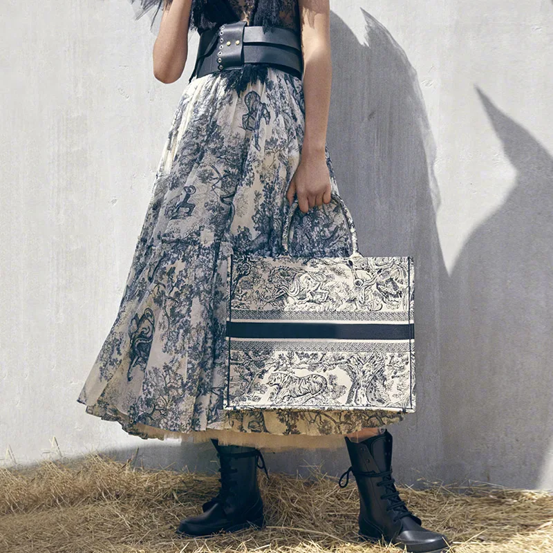 

Designer Runway Skirt 2019 Summer Women Ink and Wash Animal Printing High Waist Pleated A Line Skirts Ladies Long Maxi Skirts