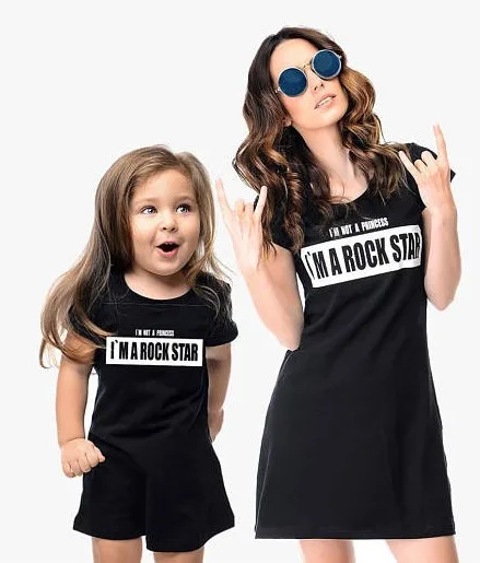 платье мама и дочка одинаковые. фэмили стайл мама с дочкой. парная одежда для мамы и дочки. футболки для мамы и дочки. дети в одинаковой одежде.