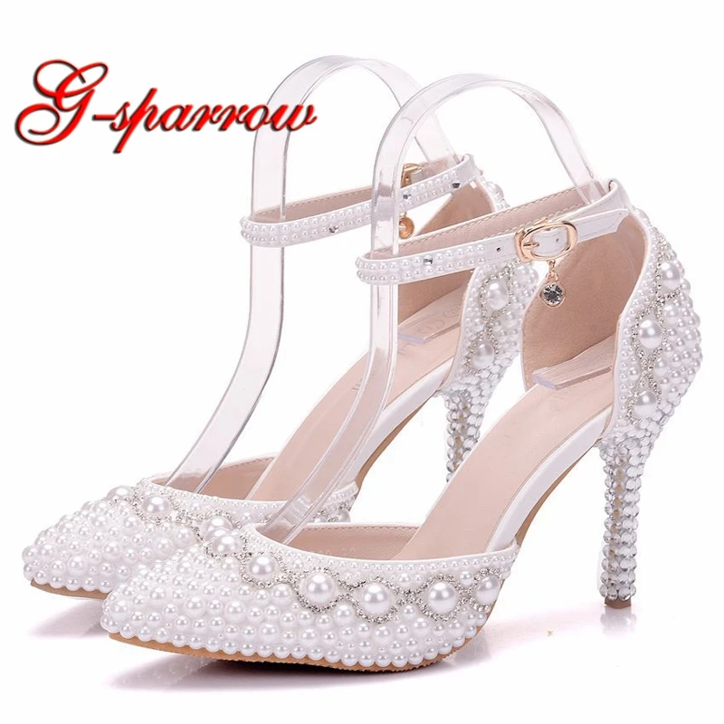 

Прямая поставка; Летние босоножки на высоком каблуке; белые свадебные туфли с жемчугом и пряжкой на ремешке; модельные туфли невесты с острым носком; сандалии для выпускного вечера