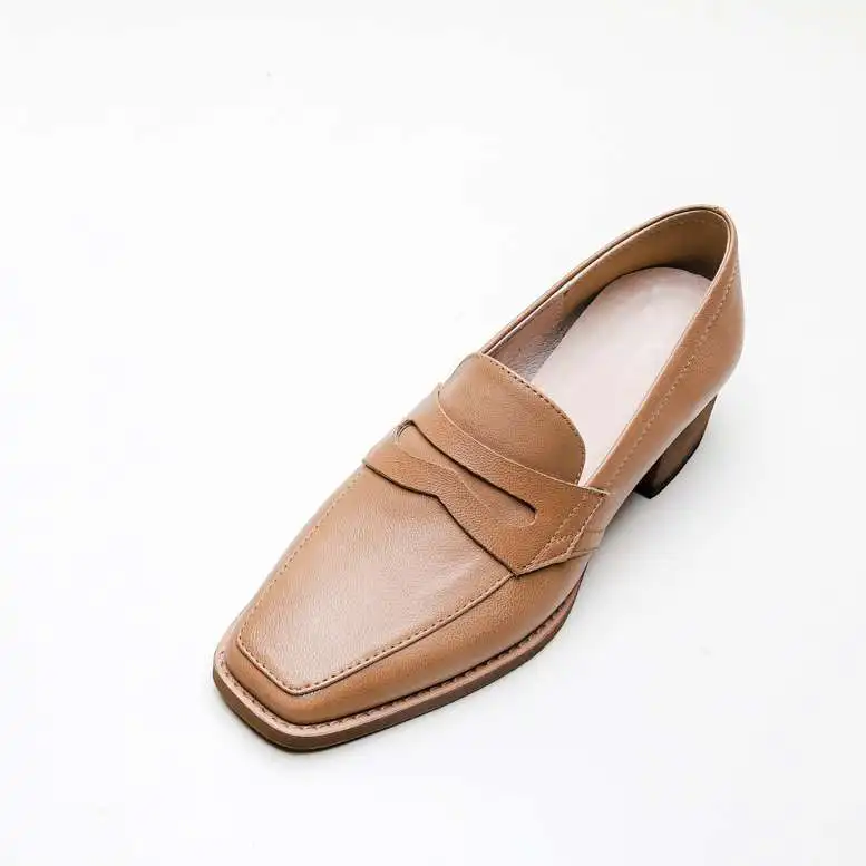 Большие размеры; классические лоферы из кожи с натуральным лицевым покрытием на среднем каблуке с квадратным носком; удобные брендовые туфли-лодочки ручной работы в сдержанном стиле; L88