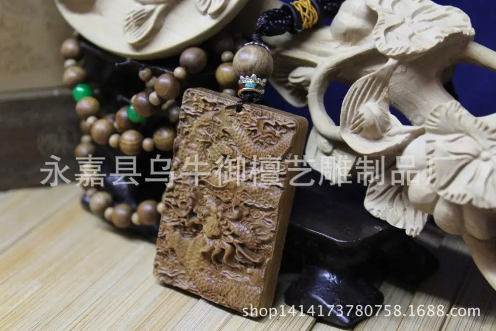 

Laoshan sandalwood Australian 4-6 brand boutique brand boutique hand pieces carved dragon talisman Home Furnishing ornaments