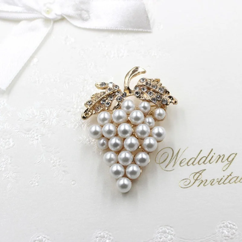 

1PC Grapes Brooches Exquisite Imitation Pearl Crystal Leaves Party Dresses Clip Pins for Women or Wedding Decorating