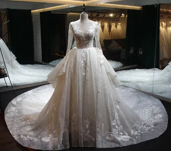 شراءفستان زفاف طويل جديد أنيق 2019 رقبة قارب وأكمام طويلة ذيل مصلى Vestido De Noiva Bride رداء De Mariee 100% حقيقي