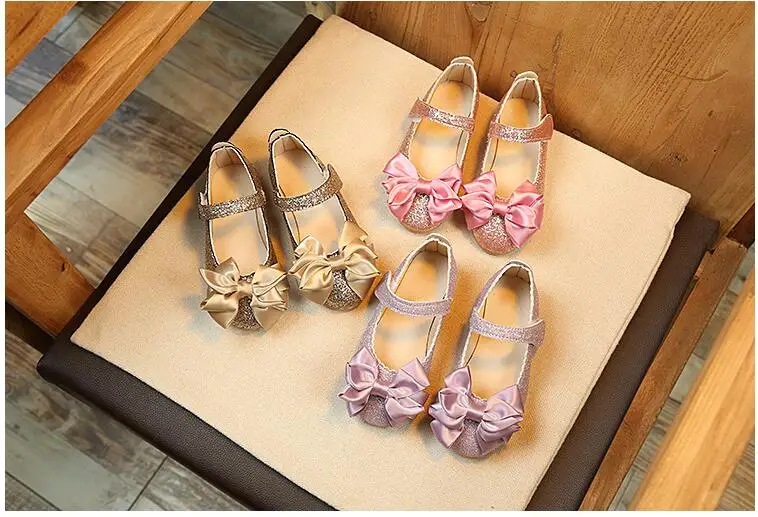 Детская кожаная обувь принцессы для девочек; блестящая детская розовая обувь на низком каблуке с бантом; Рождественская обувь на плоской подошве для девочек; детская модельная обувь