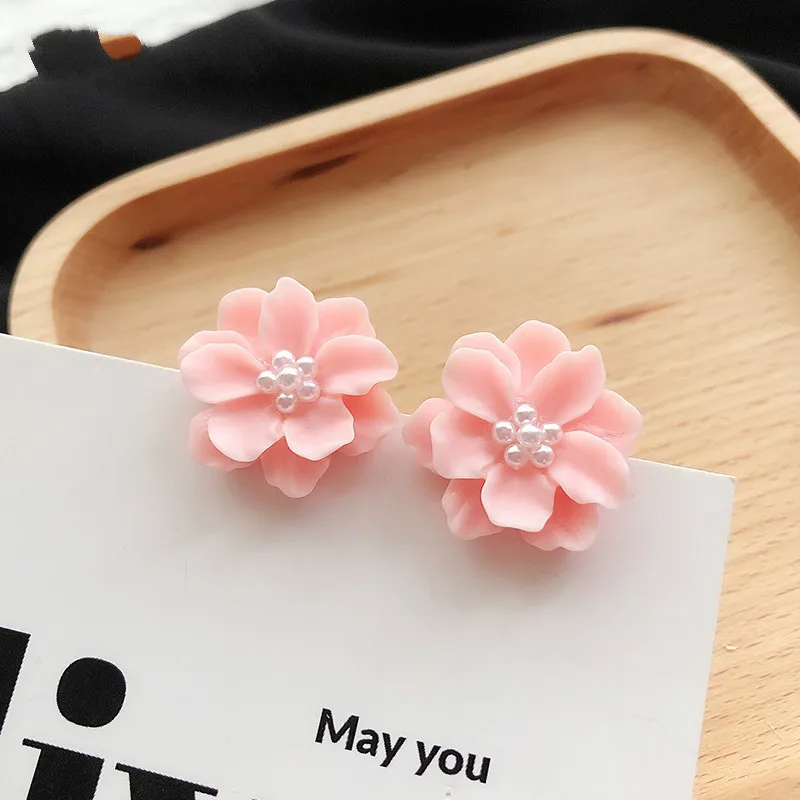 

2019 New Arrival Resin Women Classic Stud Earrings Earrings Simple Small Jewelry White Black Pink Flowers Earrings In Stud