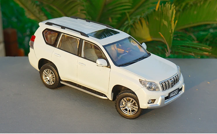 1:18 Toyota Land Cruiser Prado Diecast Suv Car Model Toys For Boy Gifts Collection Hobby White Green With New Original Box