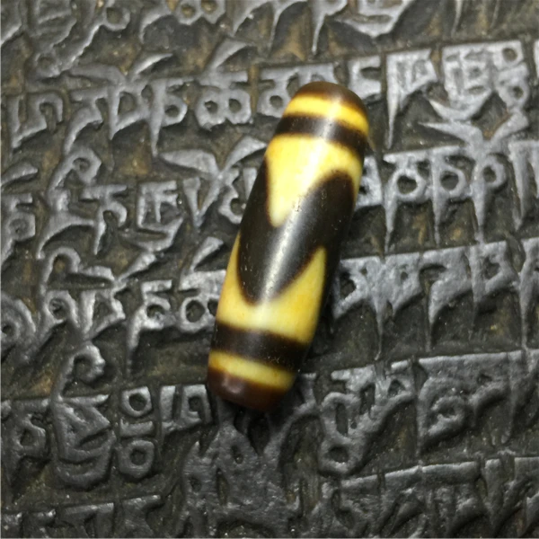 

Vajrauana Fine Workmanship 30mm*11mm Hand Polished Tibet Dzi Stone Stone Beads Tiger Teeth Pattern Dark Ivory Color High Quality