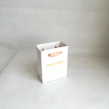 Пользовательские логотип роскошный Премиум Белый Матовый Tote бумажные сумочки для шоппинга с ленточными ручками Крафт бумажный мешок для одежды/ювелирных изделий/часов