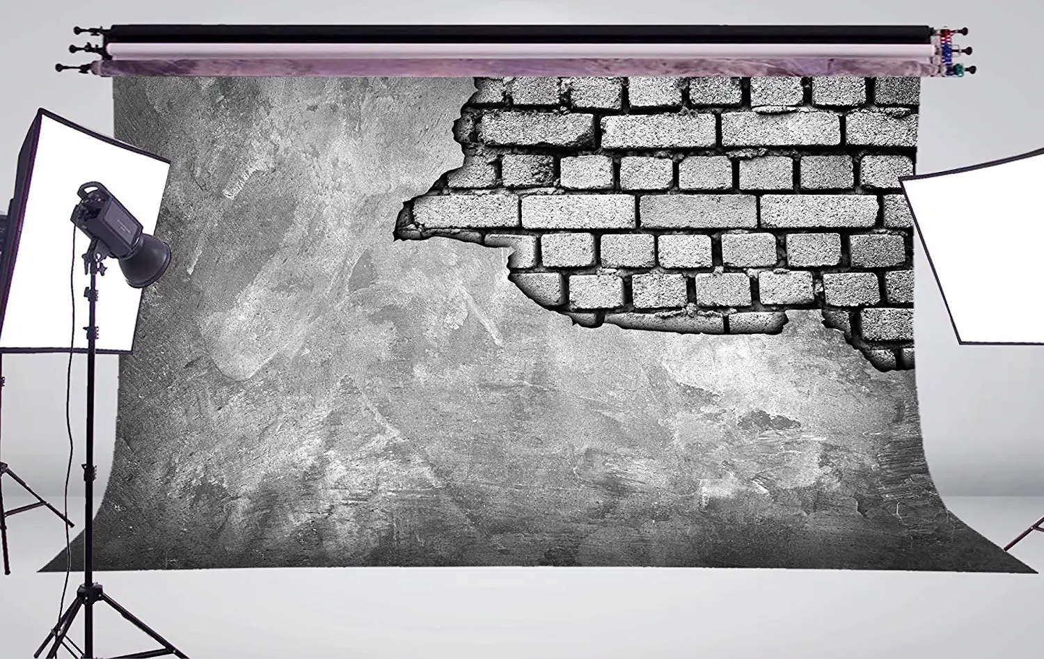 Треснувшая стена показывающая скрытую кирпичную стену фото фон для детской