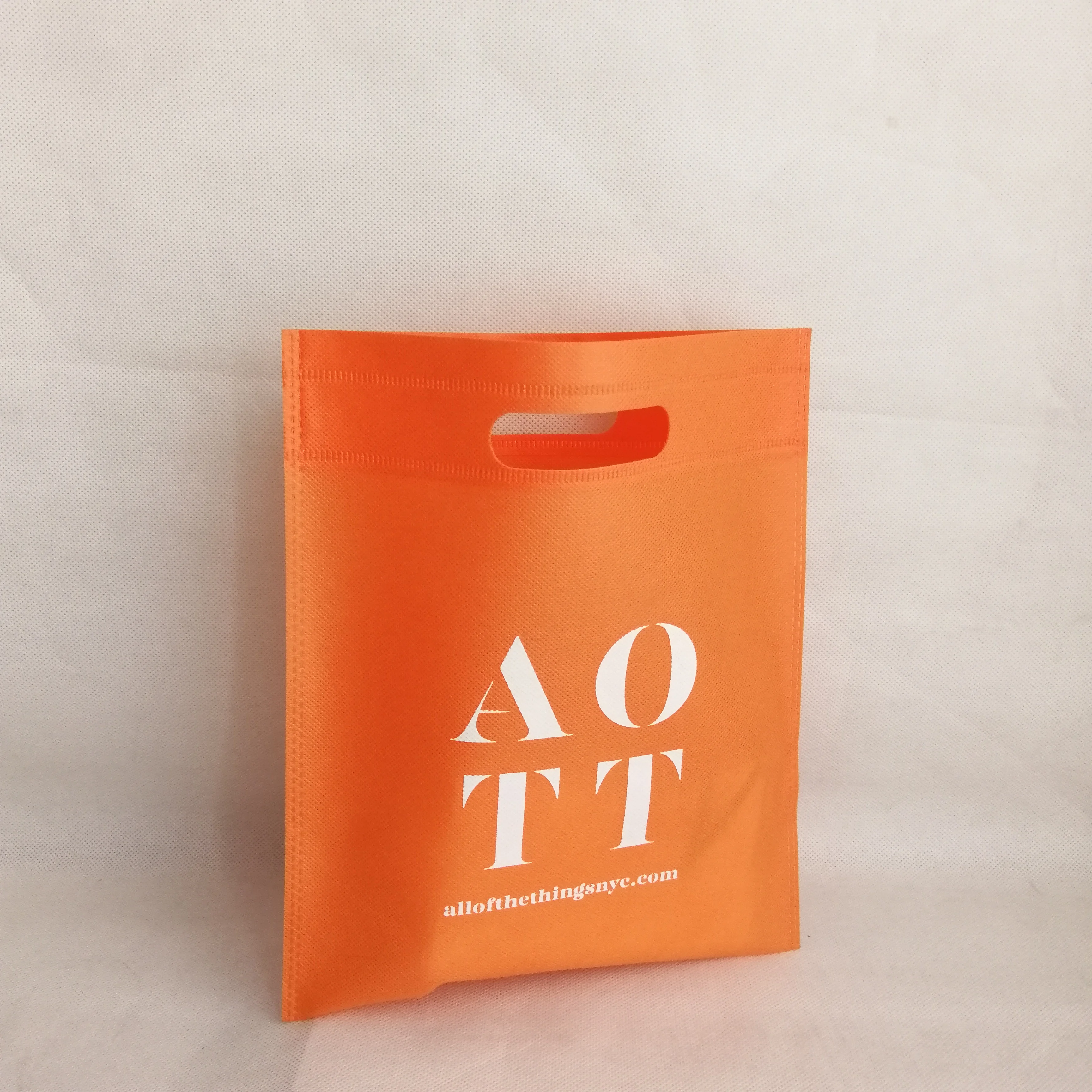 

Non Woven Fabric Present Packaging Bag with Own Logo Reusable Gift Bags Christmas Halloween Party Favors Kids Birthday Giveaways