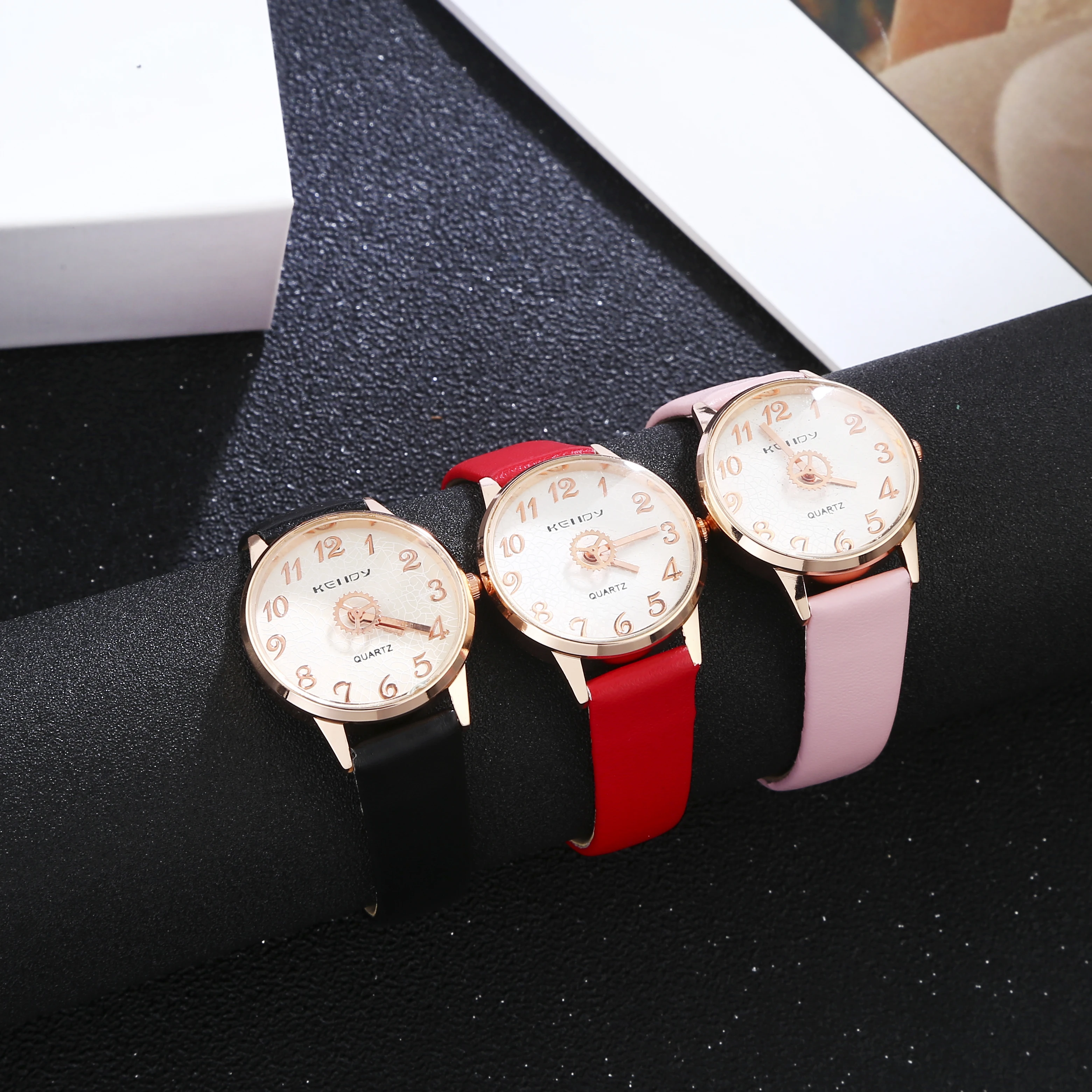 

2019 HOT Simple fashion gear - shaped hands classic leather watch for ladies