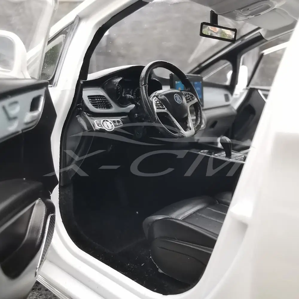Литая модель автомобиля BYD Song MAX 1:18(белый) крышка двигателя и багажник не открываются+ маленький подарок