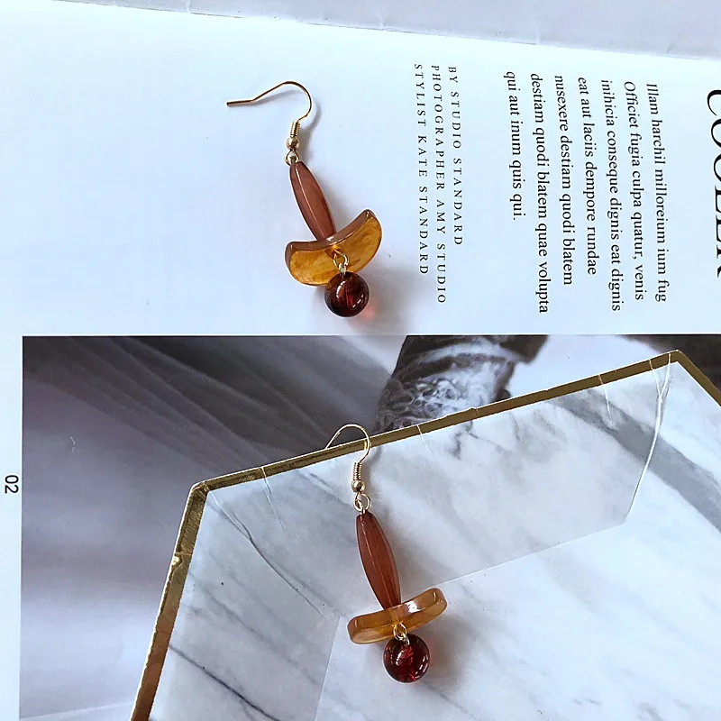 

Acetate Resin Ambre Color Earrings Slender Face Sweet Temperament 2 Different Matching Styles are Different Vitality S039