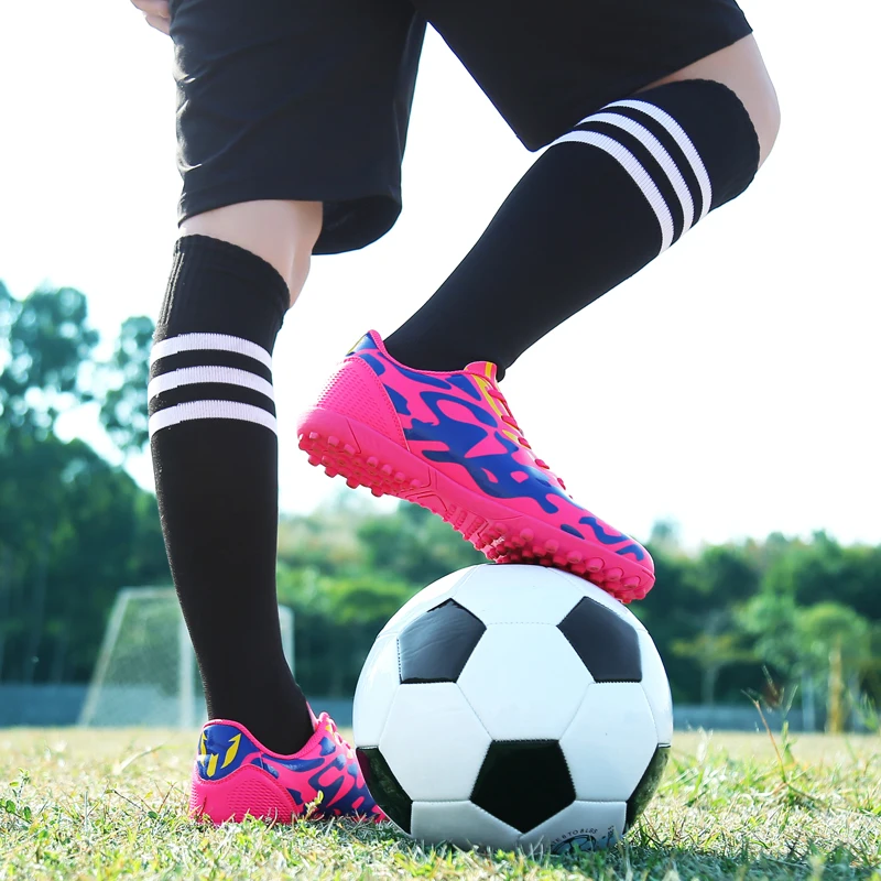Летние футбольные бутсы для использования в помещении для мужчин газон шиповки мужские новые крутые Молодежные футбольные тренировочные кроссовки летняя домашняя обувь для детей