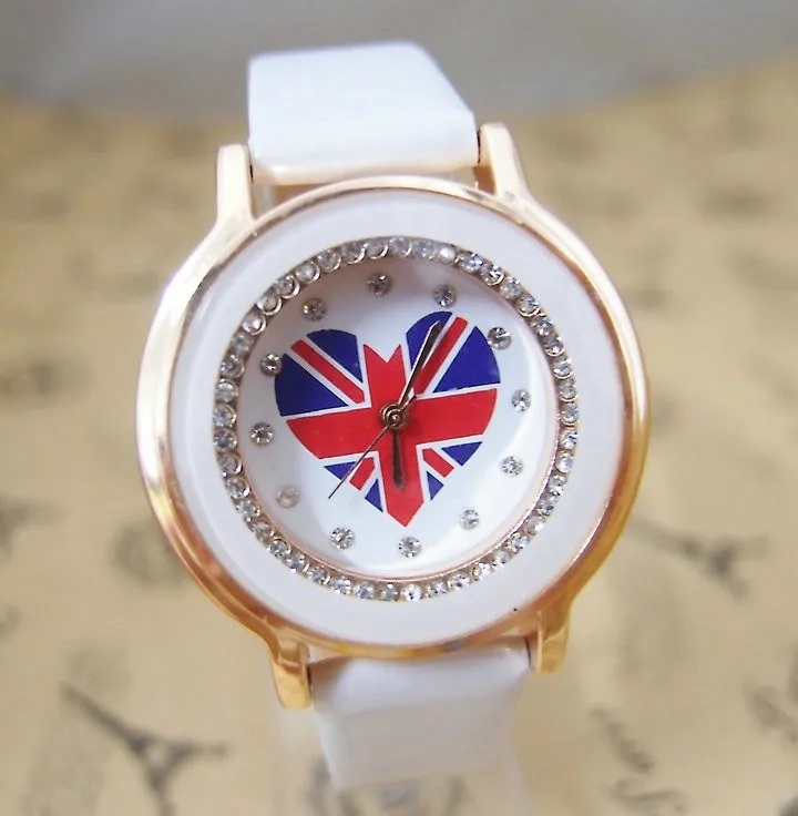 Лидер продаж Флаг Великобритании Сердце кожаным ремешком женские Кристалл платье кварцевые наручные часы Relojes Mujer go046