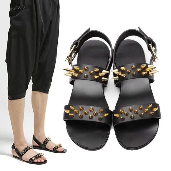 Летние пляжные сандалии; мужские туфли на плоской подошве с заклепками и заклепками; кожаные мужские сандалии с золотой пряжкой; Повседневная обувь; популярные панковские гладиаторы