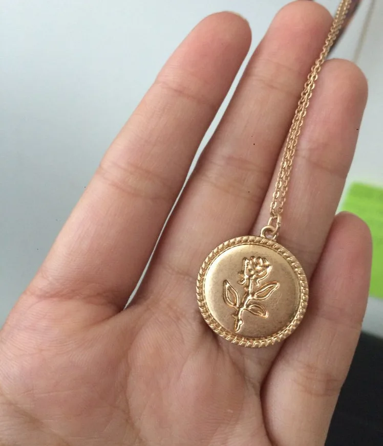 

Coin rose necklace European and American explosive boutique accessories single-layer rose pattern simple big-name clavicle chain