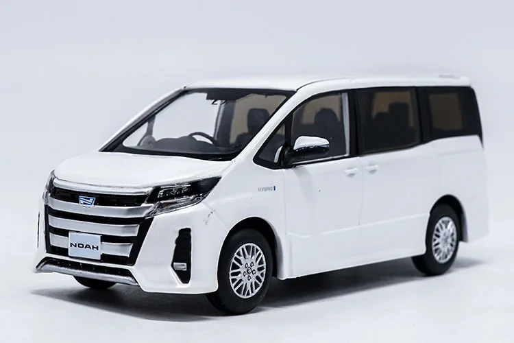 Завод 1:30 Toyota NOAH MPV Игрушечная машина из сплава игрушки для детей литой модельный автомобиль подарок на день рождения - Цвет: Белый