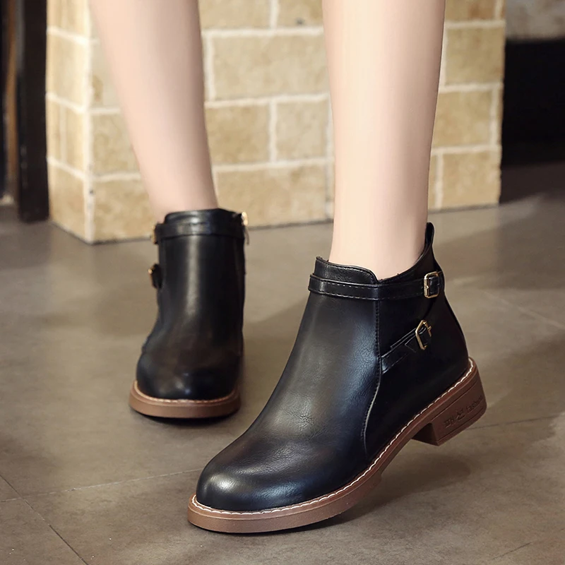 Модные новые стильные женские ботильоны черного цвета ботинки на плоской подошве с круглым носком и молнией сзади женская обувь из искусственной кожи, размеры 34-43