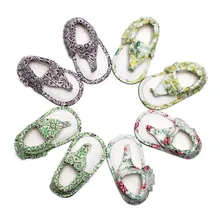 Летние пинетки для девочек для мальчиков Шлепанцы из искусственной кожи на шнуровке; открытый носок, плоская подошва, фирменная малышей пляжное для тех, кто только начинает ходить, детская обувь