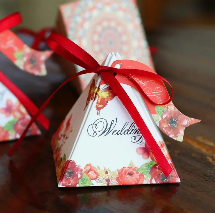 100 шт./лот Пирамида стиль коробки свадебные любимые коробки сладкие весенние цветы вечерние коробка для конфет с лентой тег - Цвет: Red