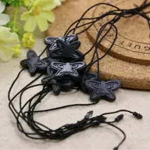 Хорошее качество черный ПВХ бабочка висячие бирки в одежде, Висячие бирки шнуры для одежды, растягивающиеся ценовые вешалки