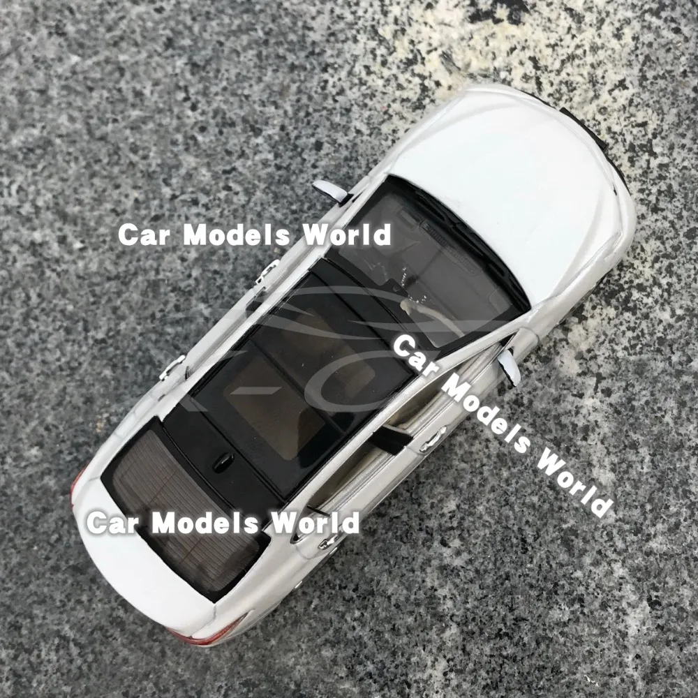 Литая модель автомобиля для всех новых Camry 1:43(белый)+ маленький подарок
