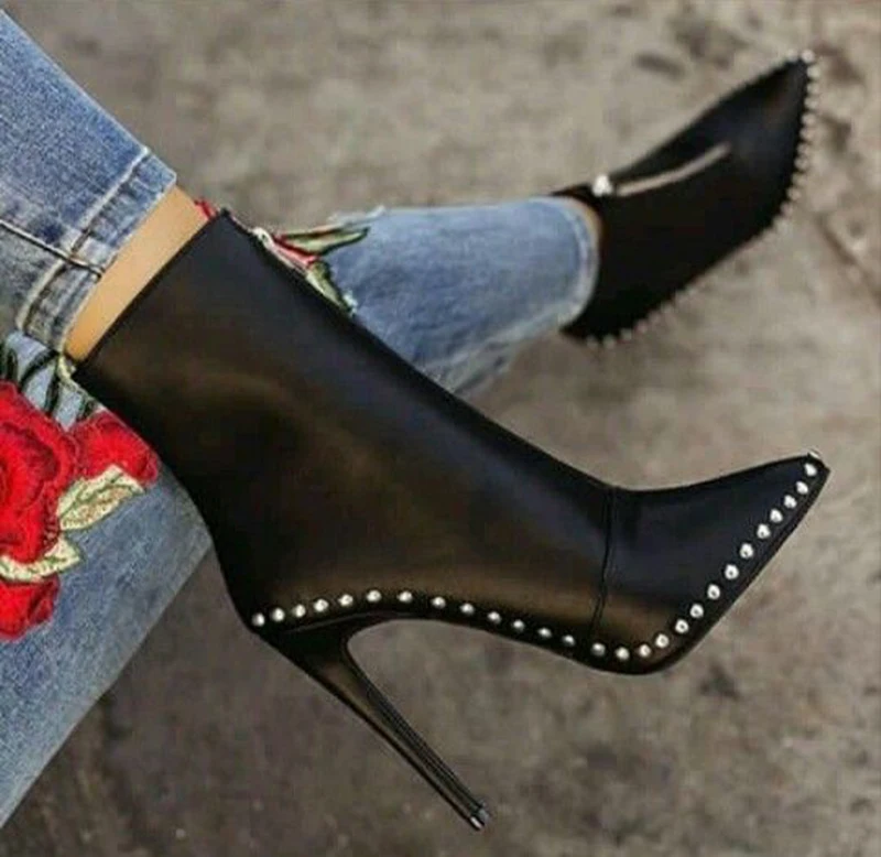 Aneikeh/женские ботинки из искусственной кожи; Зимние ботильоны с острым носком, украшенные металлическими заклепками; модная женская обувь; ботинки на резиновой подошве; цвет черный, 42