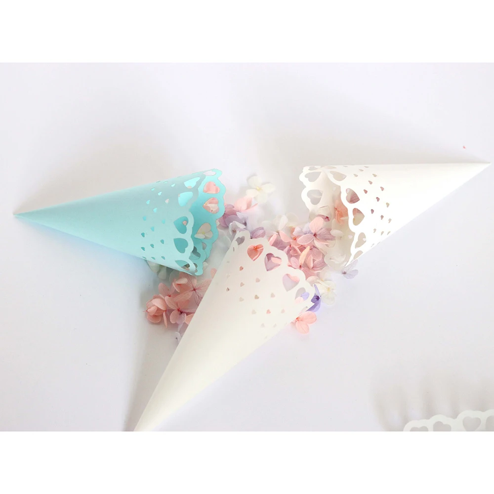 

50pcs Hollow Heart Flower Lace Paper cylinder Confetti Cones Petal Candy Holder Party Favors Craft Wedding Party Supplies Decor