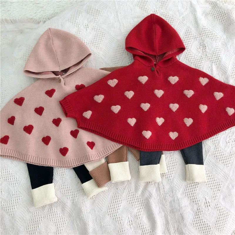 Модный свитер-накидка с сердечками для маленьких девочек, милые вязаные свитера с капюшоном, детская одежда, верхняя одежда с рукавами «летучая мышь»