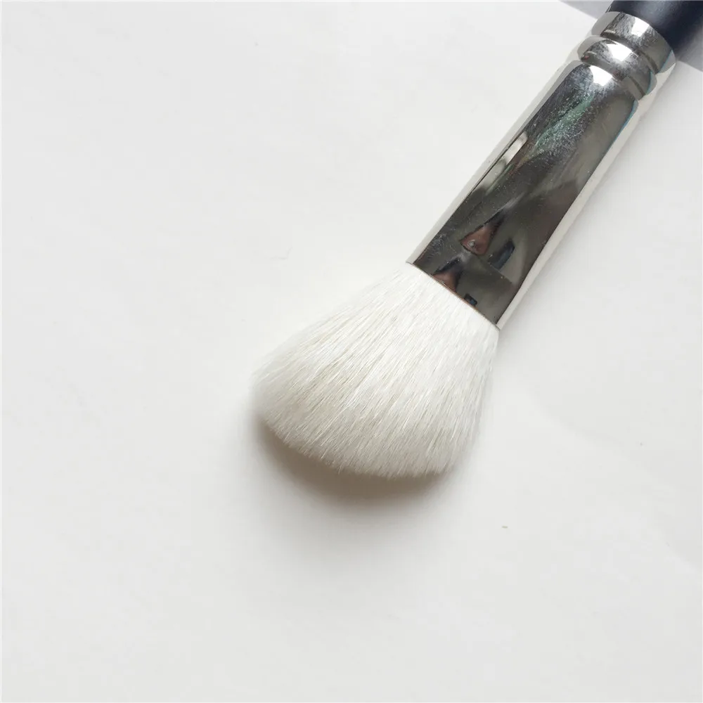 La Beaute 168 Angled Contur Brush _ 2