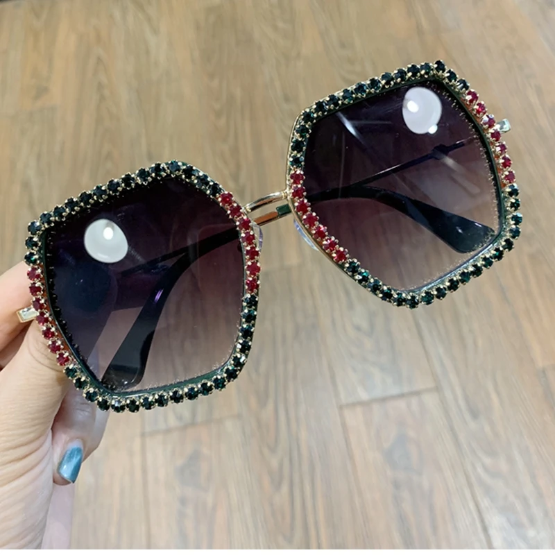 2019 Fashion Lady Oversize Red green Rhinestone  Square Sunglasses Women Small Bee Glasses Gradient Sun Glasses For Female UV400