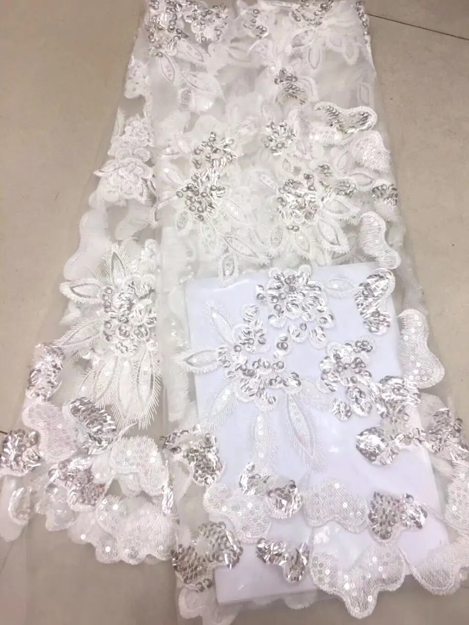 

2018 New Flower Pattern Web Fabric Fashion White Flash Embroidery Fabric